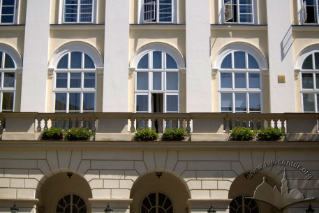 Pl. Rynok, 1. A part of the western facade