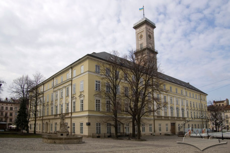 Pl. Rynok, 1. An overall view from the northeast. The Adonis statue is seen on the left, and temporary skating rink structure is on the right