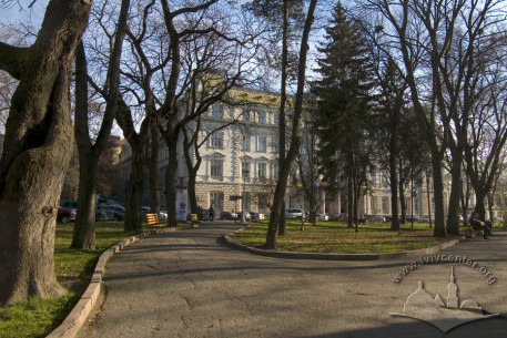 Вул. Винниченка, 18. Вид із заходу. На першому плані - алеї кол. Губернаторських Валів