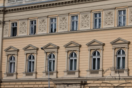 Vul. Universytetska, 1. 2nd and 3rd floor windows on a lateral wing