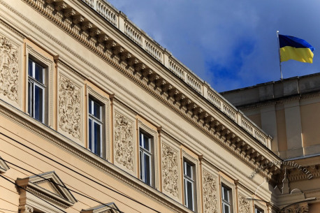 Vul. Universytetska, 1. 3rd floor windows on a lateral wing
