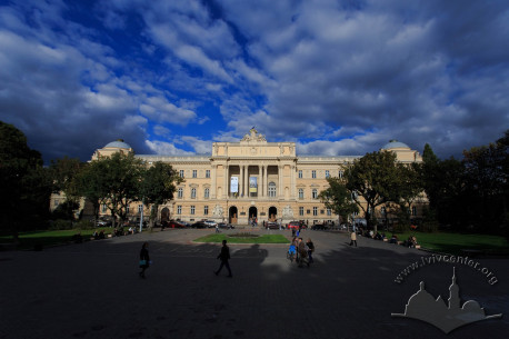 Vul. Universytetska, 1. Main facade