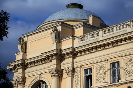 Vul. Universytetska, 1. Domed top of a building's corner