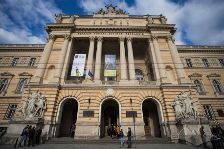 Vul. Universytetska, 1. Central avan-corps of the building with the main entrance