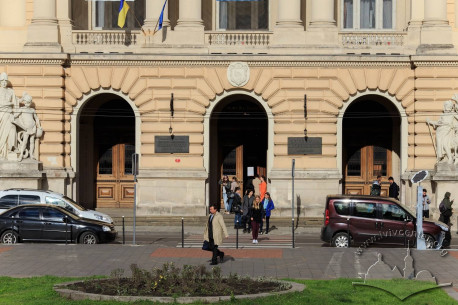 Vul. Universytetska, 1. Portico (main entrance)