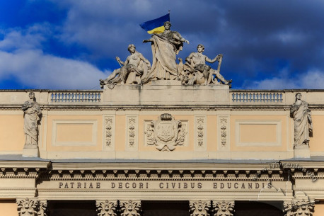 Vul. Universytetska, 1. Attic above the loggia with sculptural group "The Guardian Spirit of Galicia" on top