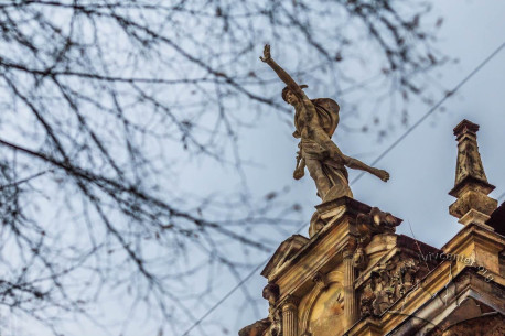 Вул. Січових стрільців, 3. Статуя Меркурія на аттику, відреставрована у 2012 р.