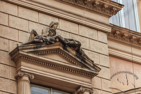 Вул. Січових стрільців, 3. Трикутний сандрик над одним з вікон 2-го поверху