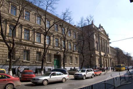 Вул. Князя Романа, 1. Фрагмент головного фасаду, вигляд з півночі