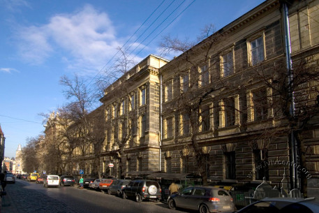 Вул. Князя Романа, 1. Фрагмент головного фасаду, вигляд з півдня