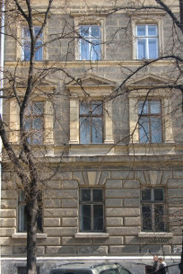 Вул. Князя Романа, 1. Фрагмент головного фасаду