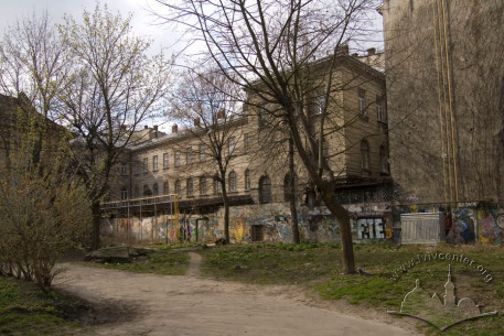 Вул. Князя Романа, 1. Вигляд частини будинку з подвір'я
