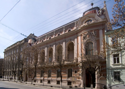 Вул. Листопадового чину, 6. Головний фасад будинку