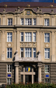 Просп. Шевченка, 17-19. Центральна частина фасаду з головним входом