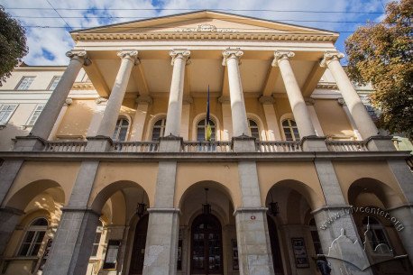 Vul. Lesi Ukrainky, 1. Avant-corps with a portico on the building's southern (principal) facade