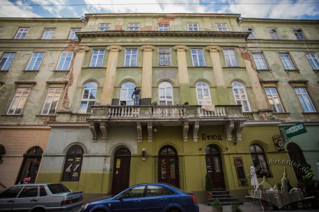Vul. Lesi Ukrainky, 1. Central part of the eastern facade