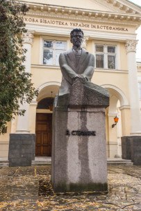 Вул. Стефаника, 2. Пам'ятник Василю Стефанику, відкритий 1971 р.