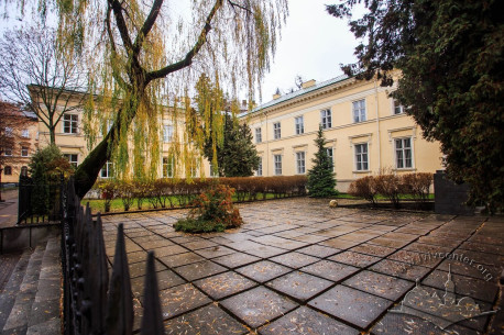 Вул. Стефаника, 2. Фрагмент подвір'я-курдонеру