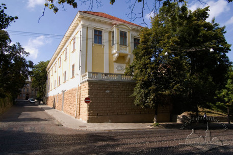Вул. Бібліотечна, 2. Вигляд будинку з пл. Шашкевича