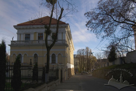 Вул. Бібліотечна, 2. Вигляд з північного заходу, на дальньому плані - пл. Шашкевича