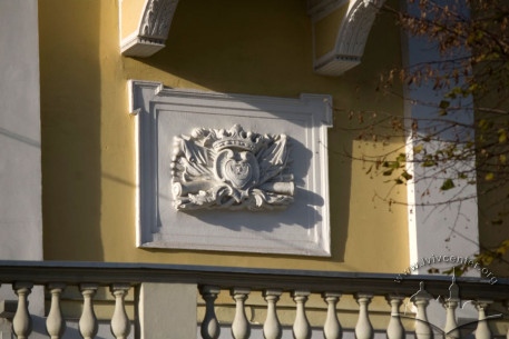 Вул. Бібліотечна, 2. Картуш з гербом на південно-східному фасаді