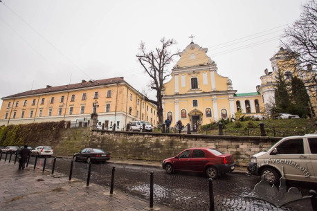 Vul. Hrushevskoho, 4. A complex view of the former monastery and church building together