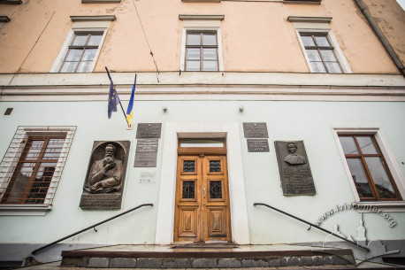 Vul. Hrushevskoho, 4. Main entrance to the university building