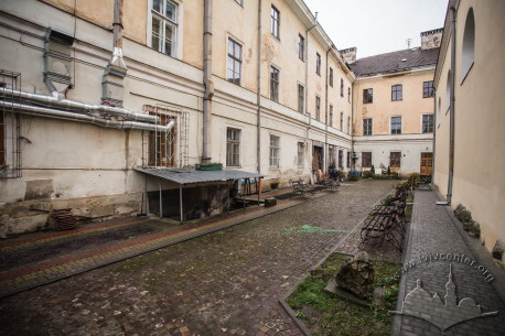 Vul. Hrushevskoho, 4. Space between former monastery and church