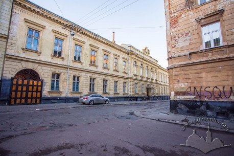 Vul. Kyryla i Mefodiya, 6. A view of the academic building from vul. Kobylianskoi