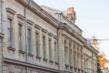 Vul. Kyryla i Mefodiya, 6. Principal facade