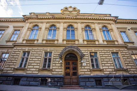 Vul. Kyryla i Mefodiya, 6. Central part of the principal facade with the main entrance