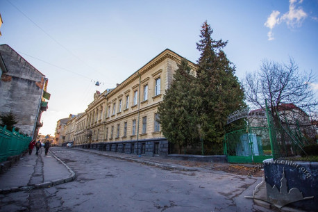 Vul. Kyryla i Mefodiya, 6. A view of the building from northeast. On the right, the entrance to the University's botanical garden