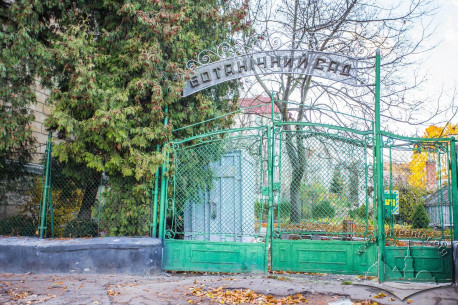 Vul. Kyryla i Mefodiya, 6. Entrance to the University's botanical garden