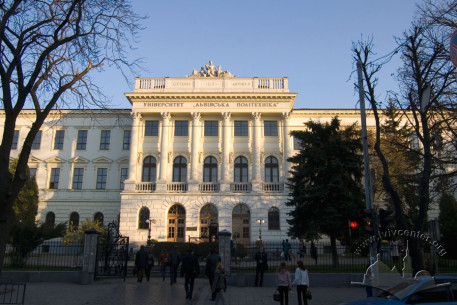 Вул. Бандери, 12. Вид на центральний ризаліт з головним входом