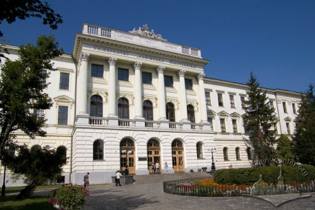 Вул. Бандери, 12. Вид на центральний ризаліт з головним входом