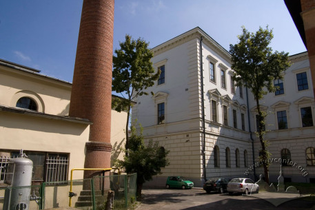 Вул. Бандери, 12. Фрагмент будинку (вид з півночі), зліва - частина будинку котельні з комином