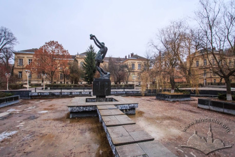 Вул. Пекарська, 52. Пам'ятник медикам, які загинули у часи 2 Світової війни, що розміщений у центрі ансамблю. На дальньому плані – корпус патології