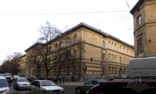 Вул. Князя Романа, 5. Загальний вигляд будинку з південного боку.