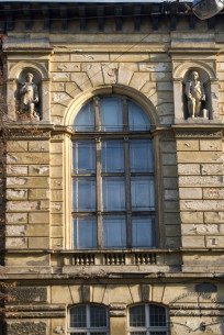 Вул. Князя Романа, 5. Фрагмент фасаду ризаліту