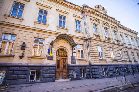 Vul. Kyryla i Mefodiya, 8. The main facade