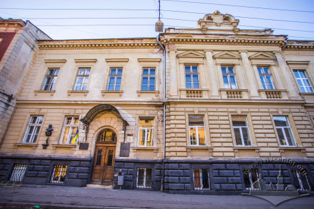 Vul. Kyryla i Mefodiya, 8. Part of the main facade