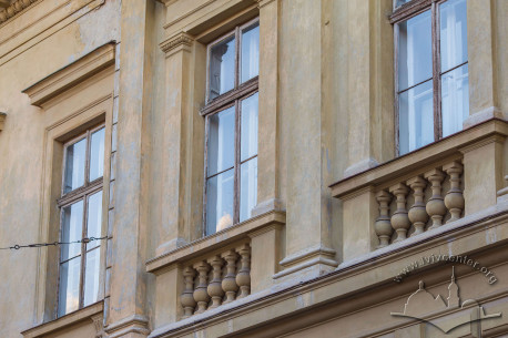 Vul. Kyryla i Mefodiya, 8. 2nd floor windows