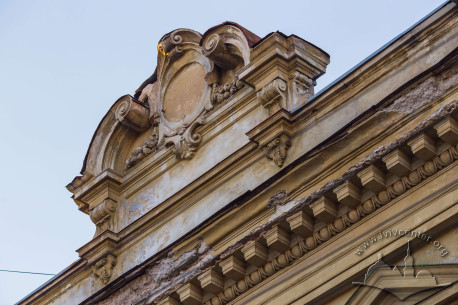 Vul. Kyryla i Mefodiya, 8. Central attic