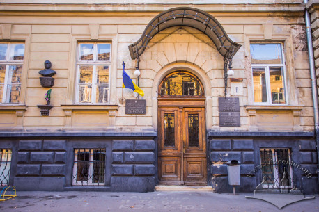 Vul. Kyryla i Mefodiya, 8. The main entrance to the building