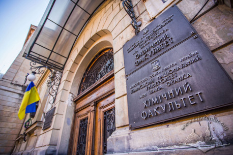 Vul. Kyryla i Mefodiya, 8. The main entrance