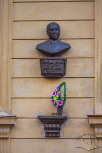 Vul. Kyryla i Mefodiya, 8. Bust of Yaroslav Dutchak, famous physicist and professor