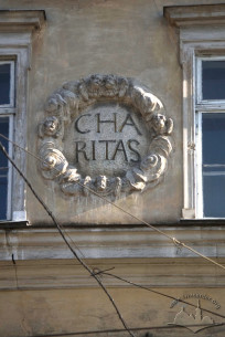 Вул. Личаківська, 26. "Charitas" - "Милосердя". Напис між вікнами 3-го поверху на головному фасаді