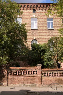 Vul. Rappaporta, 8. A fragment of the principal facade, also the brick fence encircling the hospital's territory