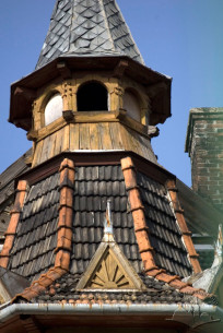Vul. Lychakivska, 107. Spire above the bay window on the principal facade