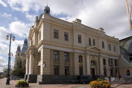 Пл. Двірцева, 1. Північно-східний фасад